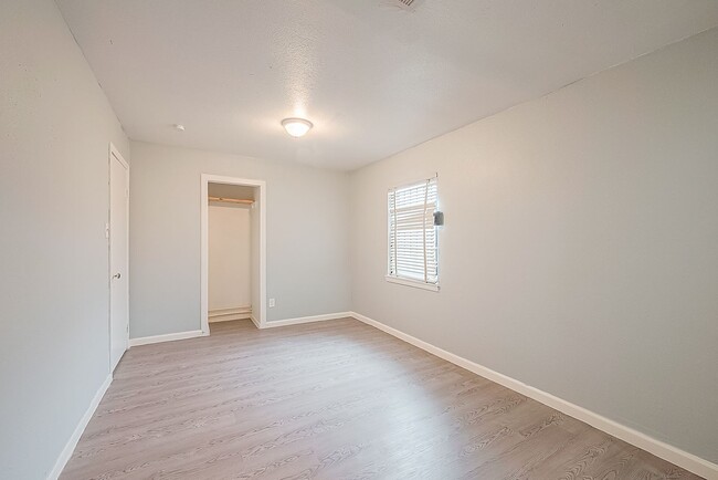 Building Photo - Affordable 3BD/2BA single-family house!