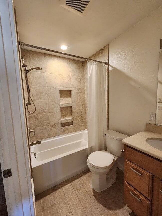 Building Photo - Beautiful Country Townhome!