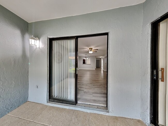 Building Photo - 2956 Clubview Dr
