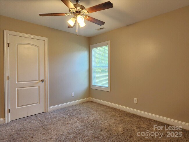 Building Photo - 1556 Kingston Dr