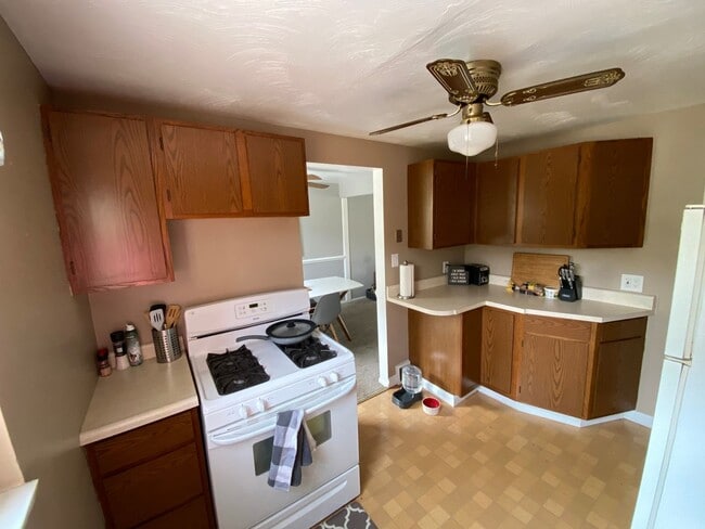 Building Photo - Two Bedroom in Castle Shannon! Central air - Garage - Laundry!