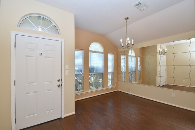Building Photo - BEAUTIFUL 3 BEDROOM 2 BATH WITH WOOD TILE ...