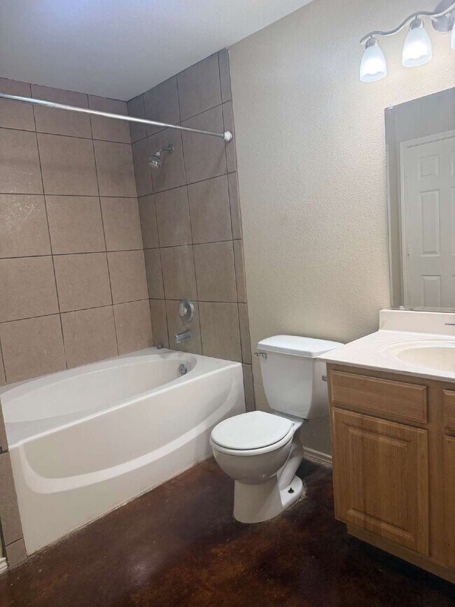 Building Photo - Three Bed/ Two Bath in Hollywood Park