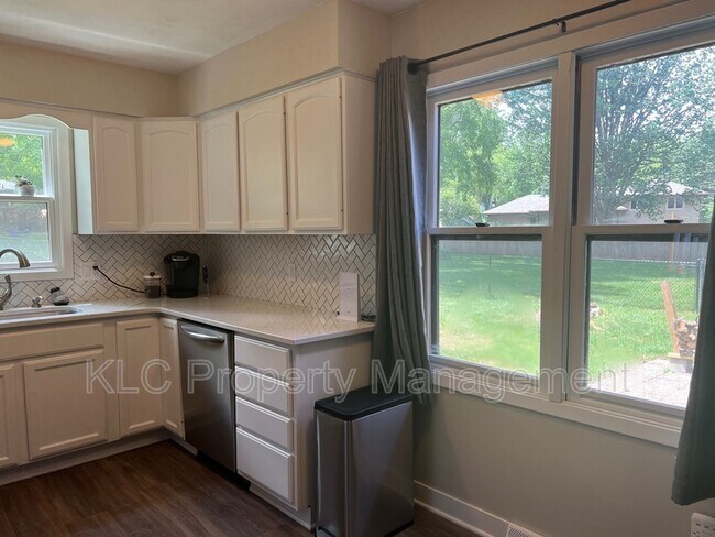 Building Photo - 9748 Lincoln Ave