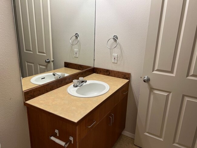 Building Photo - 1bd/1ba Sammamish Condo