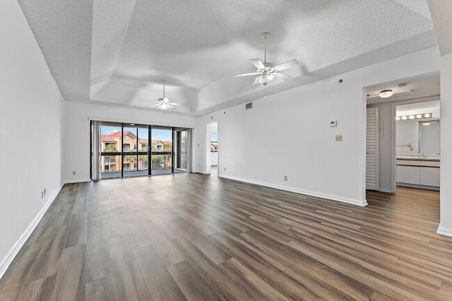 Building Photo - 700 Uno Lago Dr