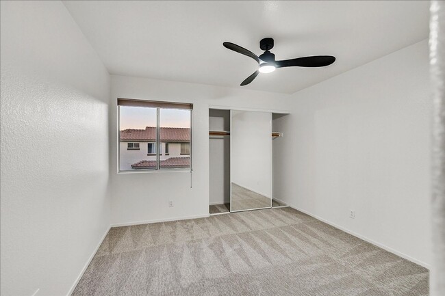 Building Photo - 2 Bedroom, 2 1/2 bath Townhome