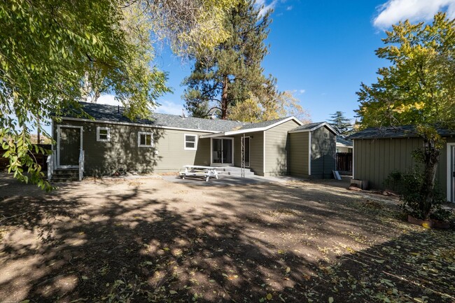 Building Photo - Beautiful, Spacious 3B/2.5Bath Single Fami...