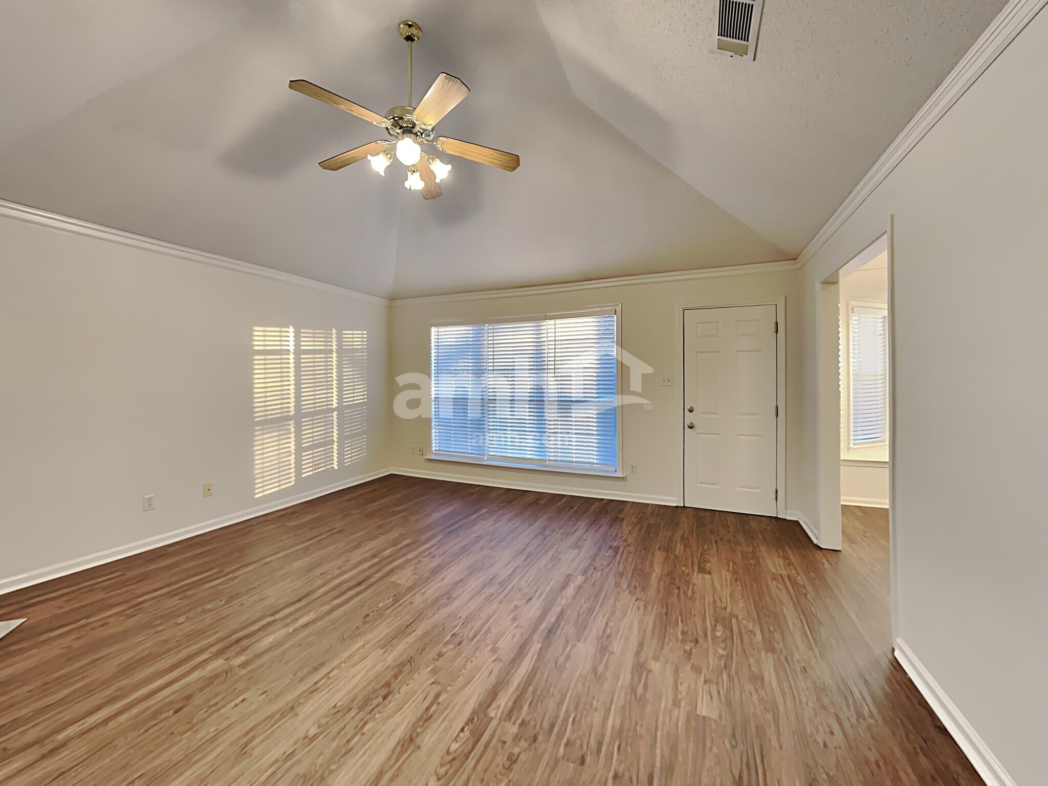 Building Photo - 10085 Woodland Grove Dr