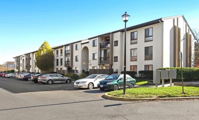 Primary Photo - Renovated Herndon Condo