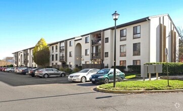 Building Photo - Renovated Herndon Condo