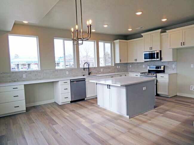 Kitchen - 4708 W Miramonte Way