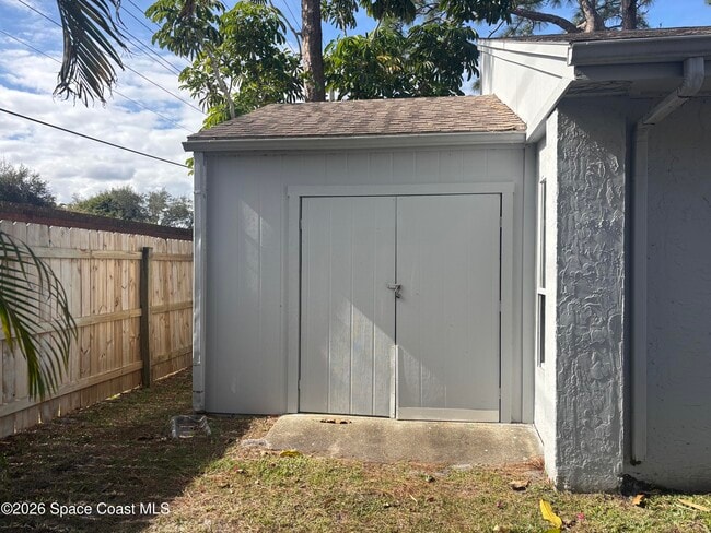 Building Photo - 467 Willow Tree Dr