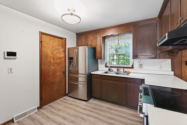 Building Photo - 33 Tanglewood Dr