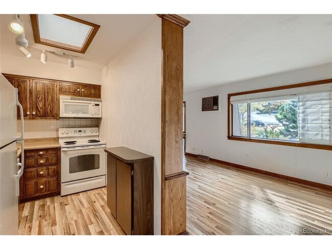 Building Photo - 1004 S Arbutus St