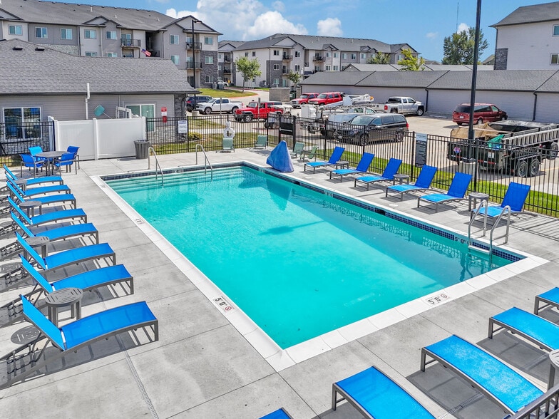 Swimming Pool - Sterling Pointe Apartments