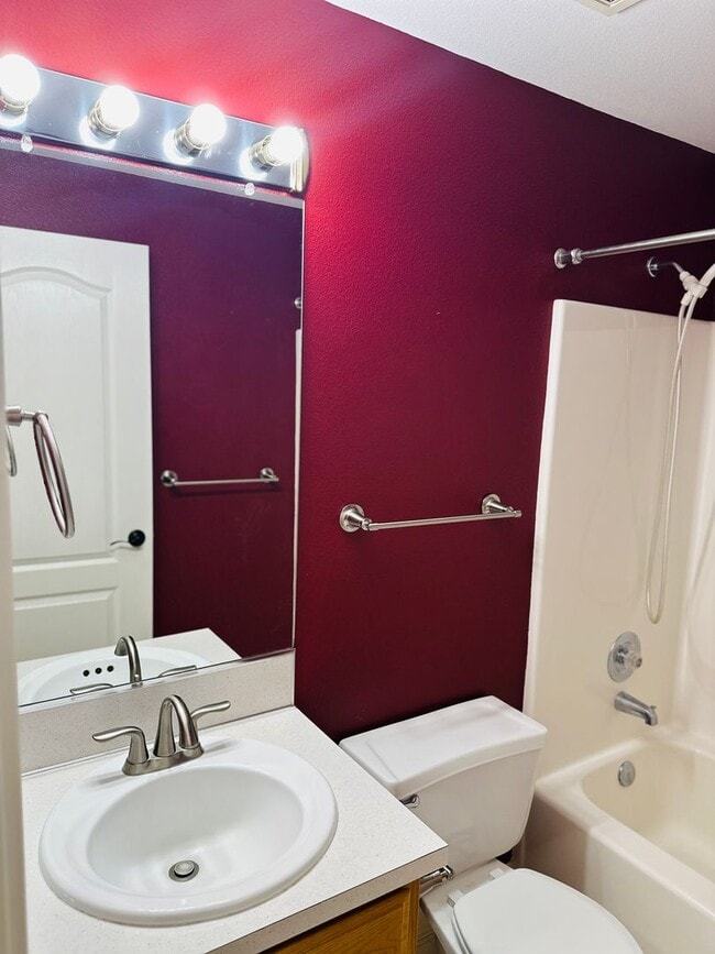 Building Photo - Charming Fisher's Landing Home