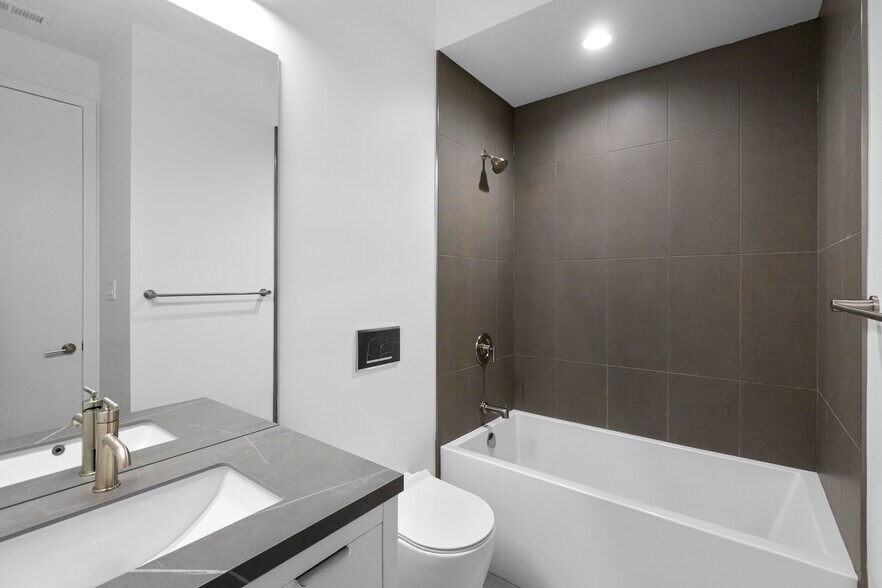 Building Photo - 204 S Leavitt St