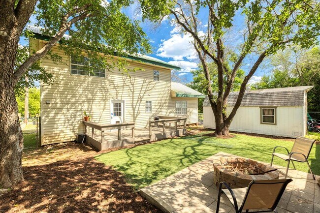 Building Photo - 11004 Elm St