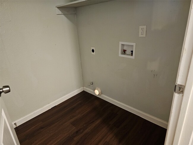 Building Photo - 2110 Oak Motte Ln