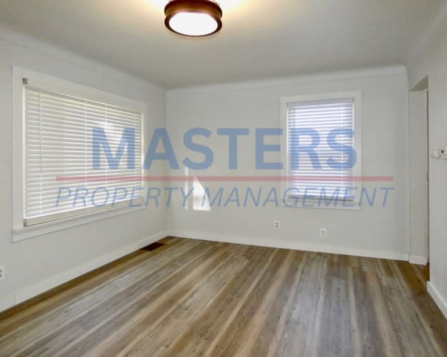 Building Photo - Three Bedroom House