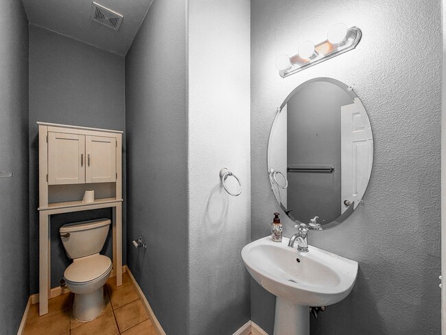 Building Photo - Fantastic. Three bedroom in Gilroy. Corner Lot