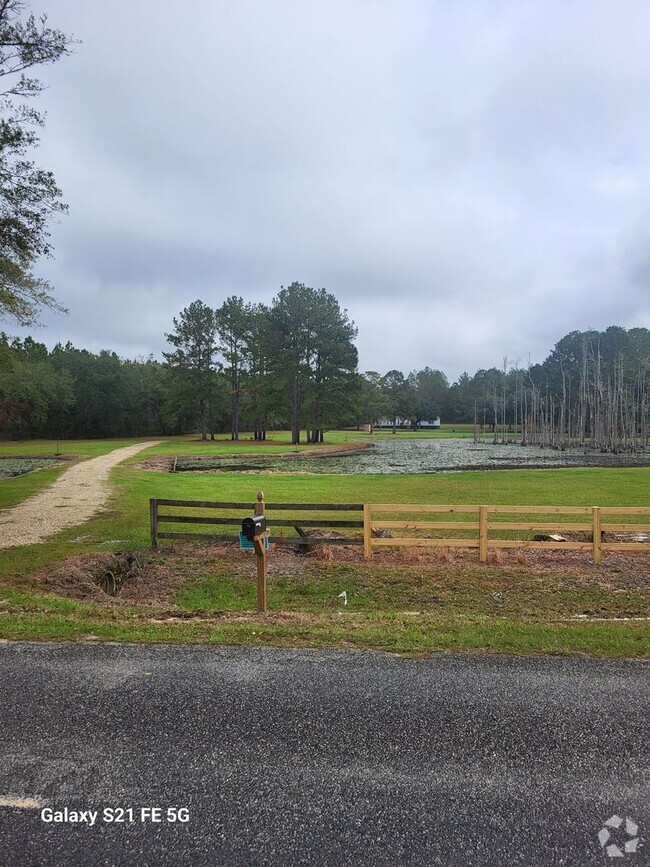 Building Photo - 4 bedroom PLUS a bonus room; Quitman, GA