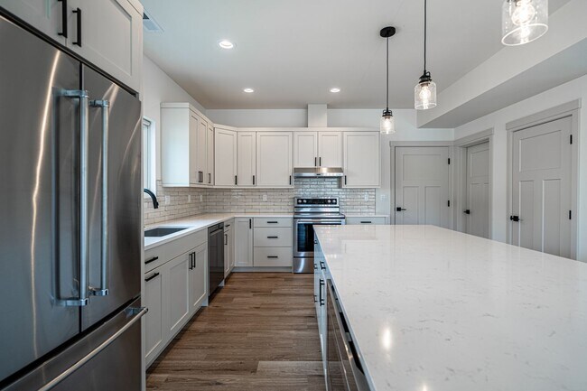 Building Photo - Newer Construction! 3 bed/2.5 bath, double garage, central heat/air, VIEWS!