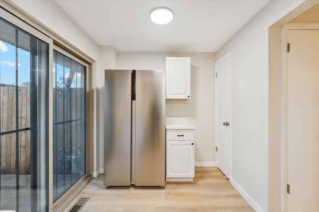 Building Photo - Adorable and Spacious Golden Townhome