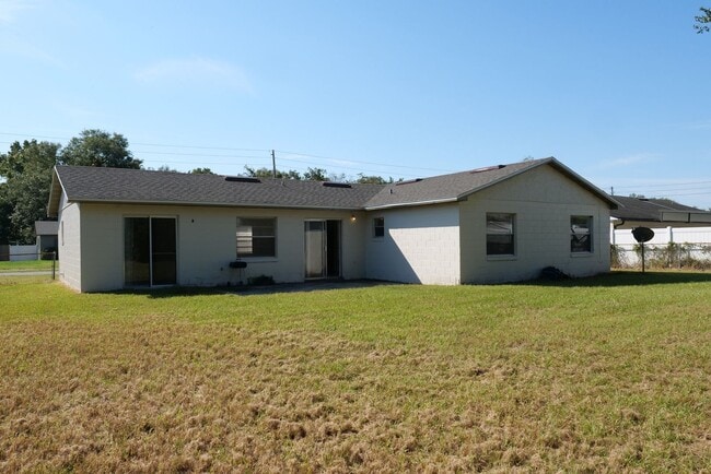 Building Photo - Spacious 4/2 home with 2 car garage Availa...