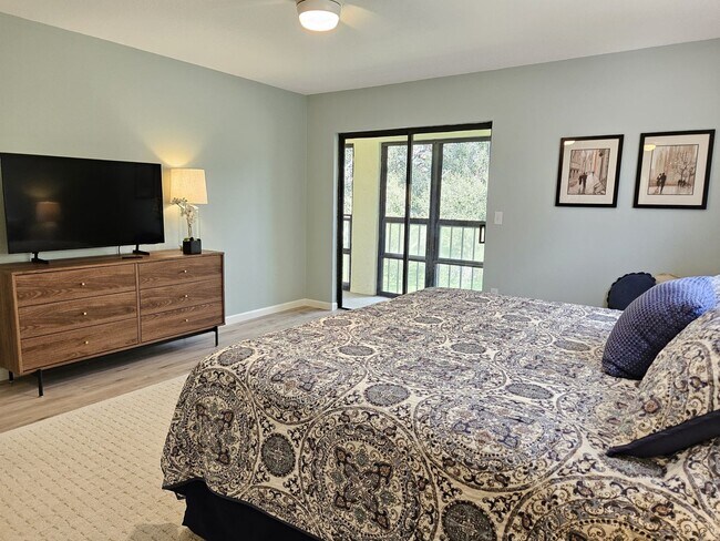 Building Photo - Seasonal Short-Term 2 Bedroom 2 Bathroom 2nd Floor Condo in Estancias of Capri Isles!