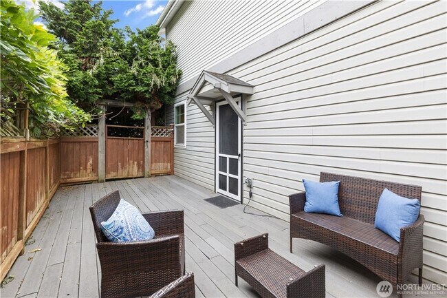 Building Photo - Spacious 3bd/3ba Townhouse