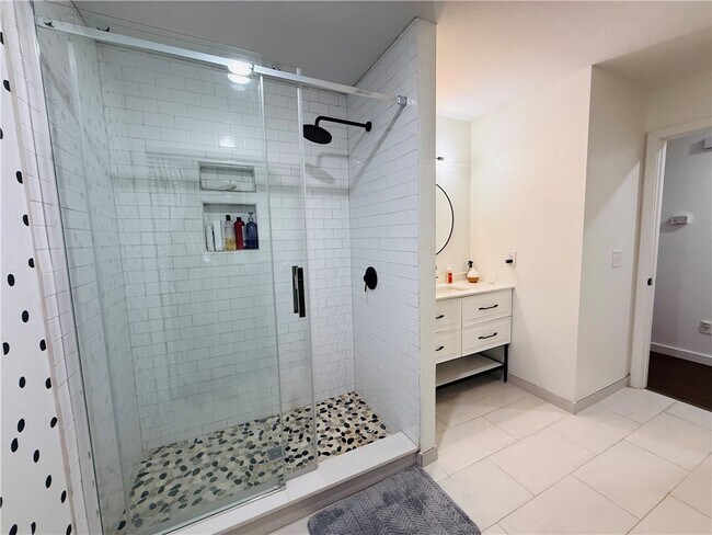 Building Photo - 2 Holly Dr