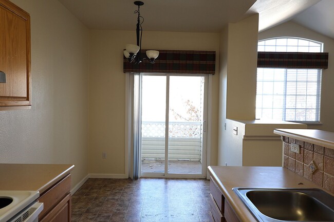 Building Photo - CUTE, CUTE, CUTE 3 BDRM TOWNHOME WITH GAS FIREPLACE!