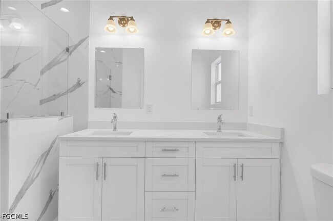 Building Photo - 747 Newell St E