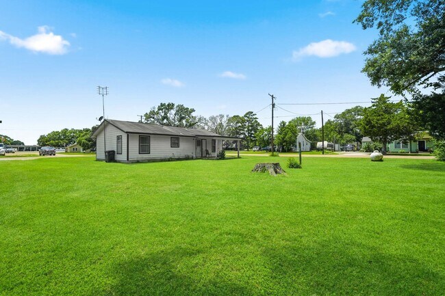 Building Photo - 1017 Lions Park Dr