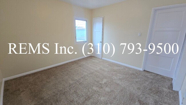 Building Photo - Bright Upstairs 1 Bedroom Apartment w/ Shared Garage Parking
