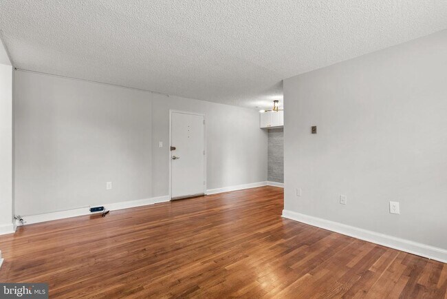 Building Photo - 7630 Tomlinson Ave