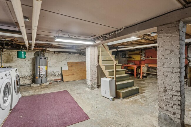 Building Photo - 306 Edge Hill Rd