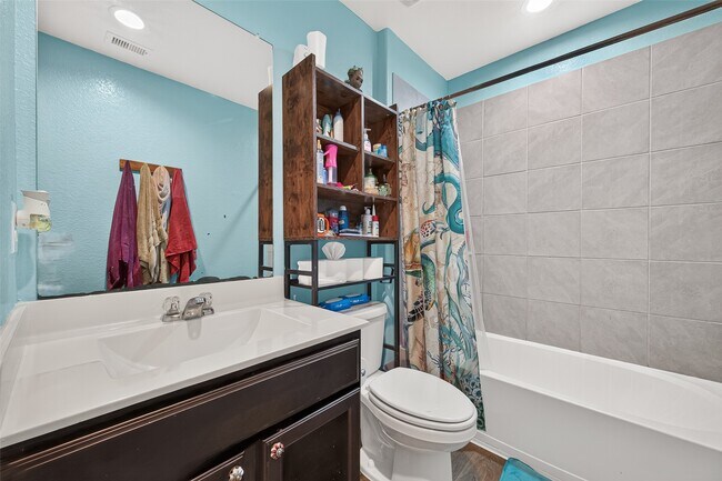 Building Photo - 811 Petunia Falls Ln