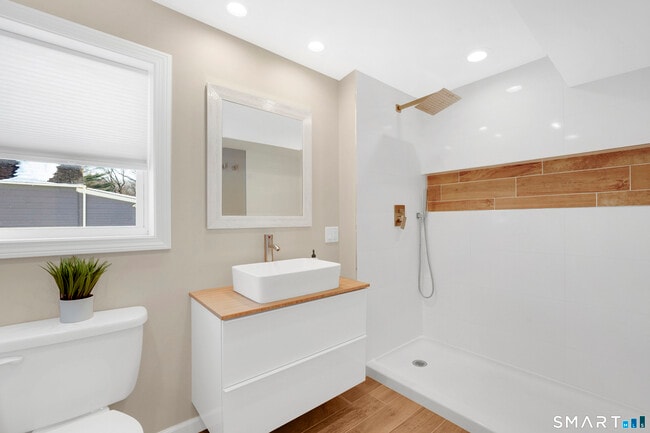 Building Photo - 10 Elm Ave