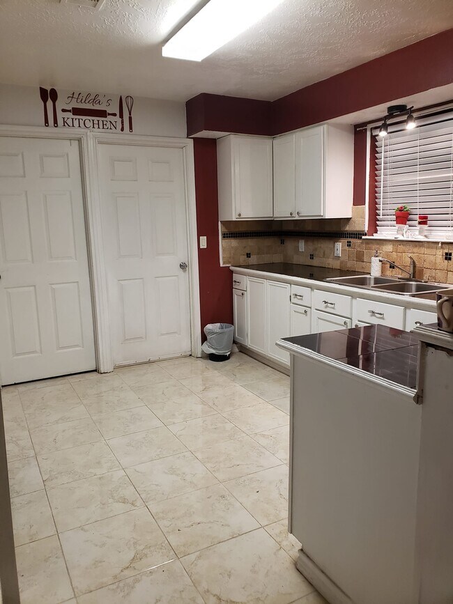 Building Photo - 8715 Sherrywood Dr