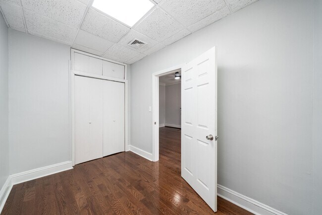Building Photo - 728 Bergen Ave