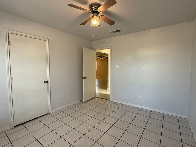 Building Photo - 1820 Fleetwood Dr