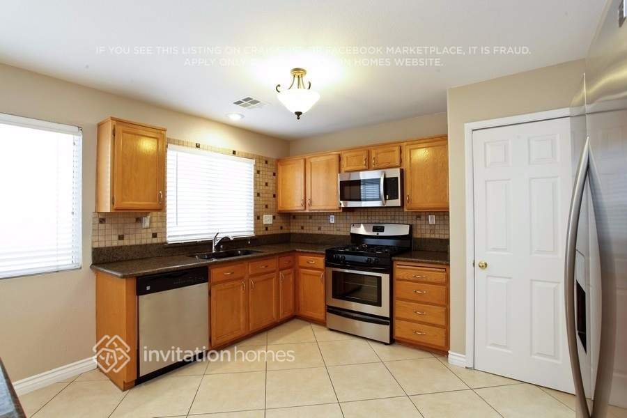 Building Photo - 5910 Red Dawn St