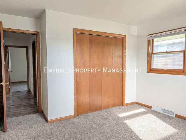 Building Photo - 570 N Mulford Rd
