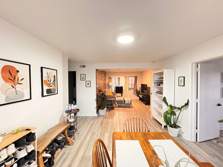 Building Photo - 5737 Hobart St