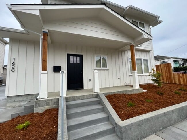 Building Photo - NEWER 3/2 Construction in Eureka! Beautifu...