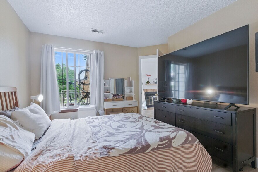 Building Photo - 6076 Gunbarrel Ave