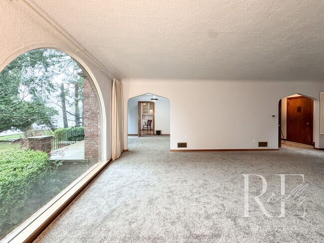 Building Photo - Waterfront Tudor | Private, Vintage Charm with Casita